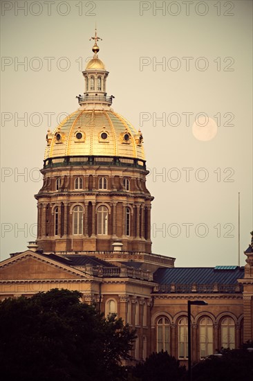 Entrance to State Capitol Building. Photo : Henryk Sadura