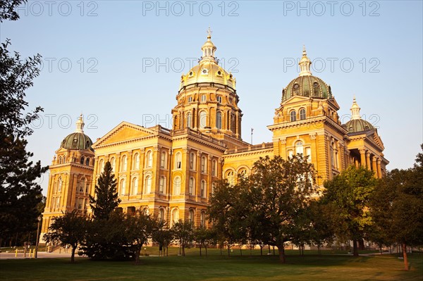 Entrance to State Capitol Building. Photo : Henryk Sadura