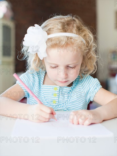 Girl drawing with colour pencil. Photo : Jessica Peterson