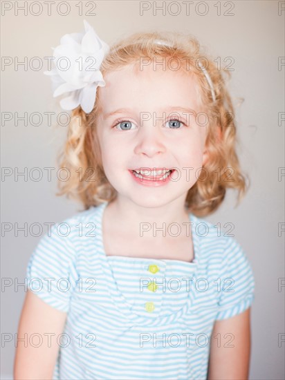 Studio Shot, Portrait of smiling girl. Photo : Jessica Peterson