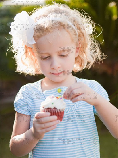 Gril holding cupcake. Photo : Jessica Peterson