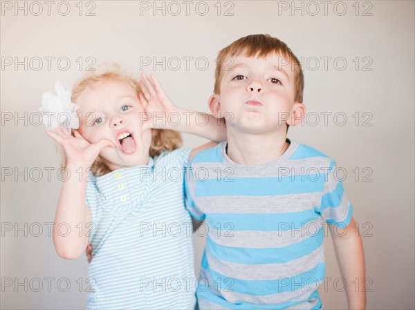 Studio Shot, Portrait of girl and boy making faces. Photo : Jessica Peterson