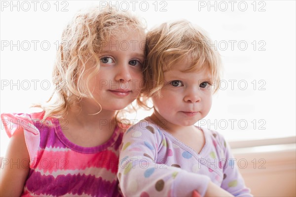 Portrait of two girls with blond hair. Photo : Jessica Peterson