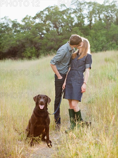 Portrait of young couple with dog. Photo : Jessica Peterson