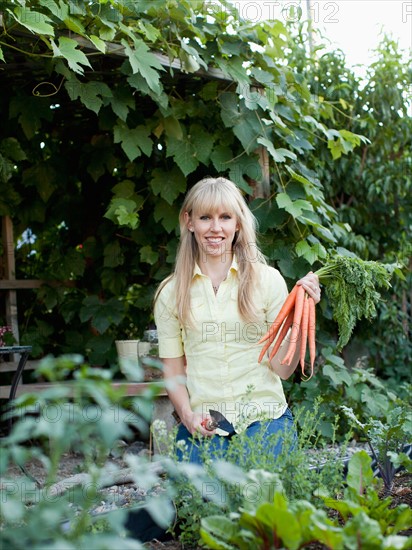 Woman working in garden. Photo : Jessica Peterson