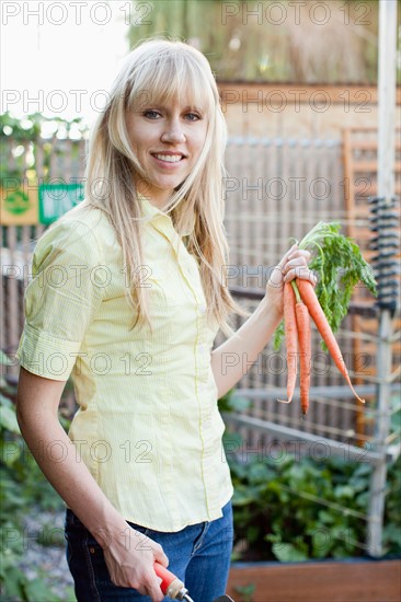 Woman working in garden. Photo : Jessica Peterson