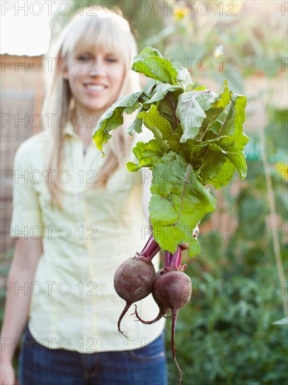 Woman working in garden. Photo : Jessica Peterson