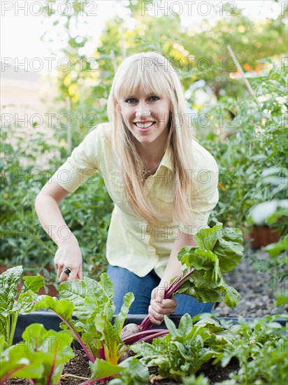 Woman working in garden. Photo : Jessica Peterson