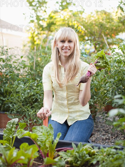 Woman working in garden. Photo : Jessica Peterson