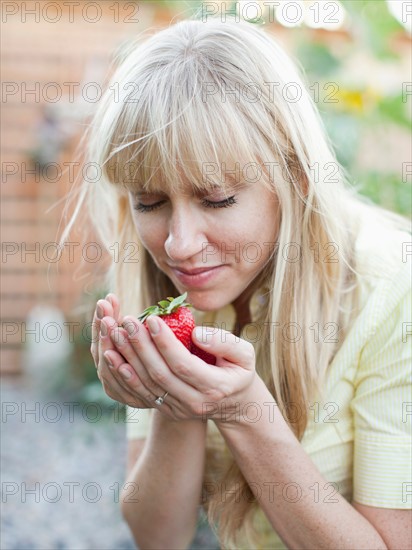 Woman with strawberries. Photo : Jessica Peterson