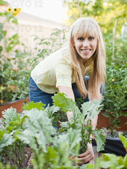 Woman working in garden. Photo : Jessica Peterson