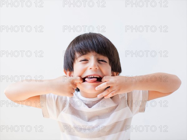 Studio Shot of young boy making grimace. Photo : Jessica Peterson