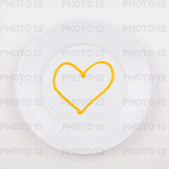 Plate with heart made of mustard. Photo : Jessica Peterson