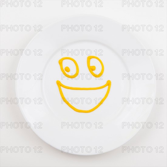 Plate with smiley face made of mustard. Photo : Jessica Peterson