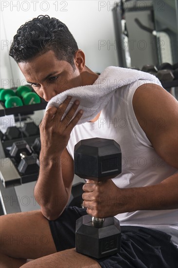 Man lifting weights in gym.