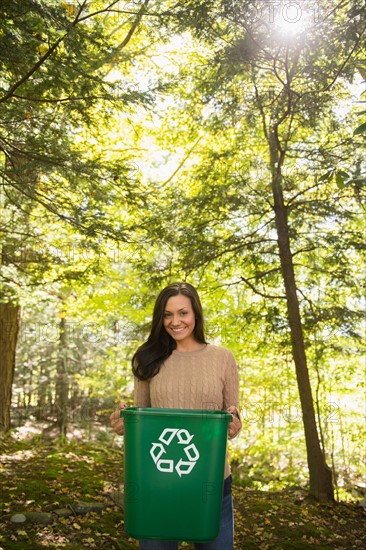 Woman holding recycling bin. Photo : Jamie Grill