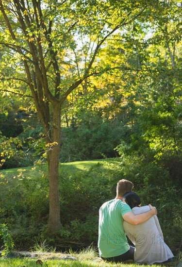 Couple sitting in park. Photo : Jamie Grill