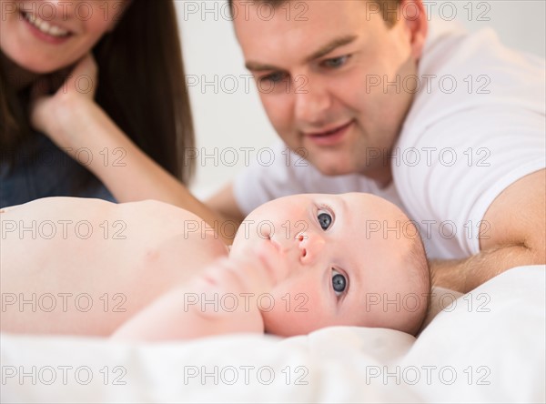 Baby boy (2-5 months) and parents. Photo : Jamie Grill