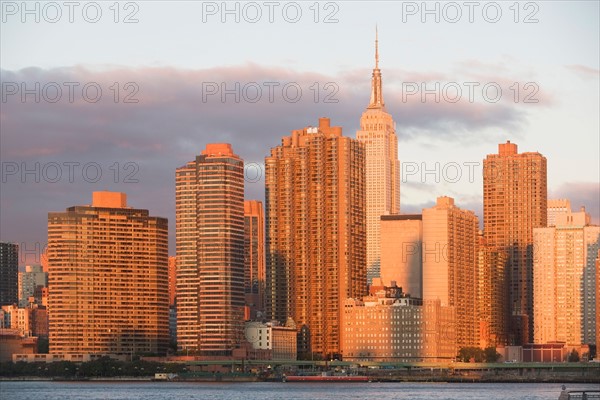 Skyline with Empire State Building at sunset. Photo : Alan Schein