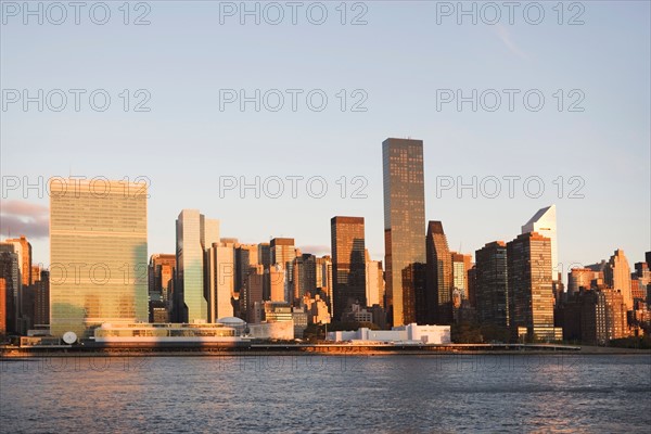 Skyline at sunset. Photo : Alan Schein