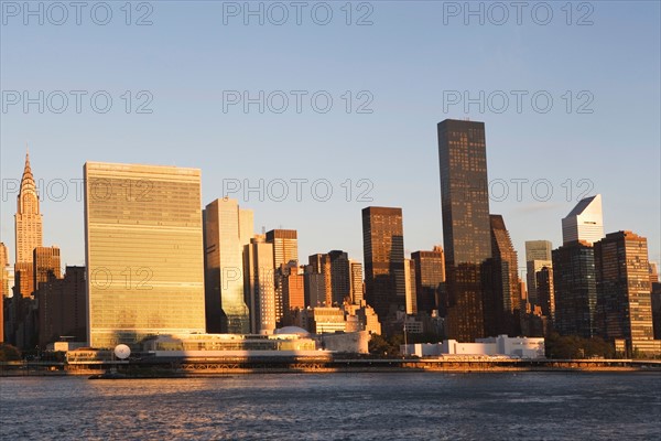 Skyline with Chrysler Building at sunset. Photo : Alan Schein