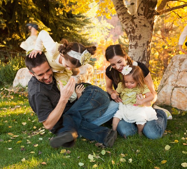 Bountiful, Family with two daughters (2-3, 4-5) playing in garden . Photo : Mike Kemp