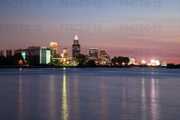 City skyline at dusk. Photo : Henryk Sadura