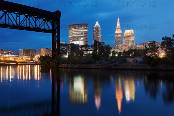 City skyline at dusk. Photo : Henryk Sadura