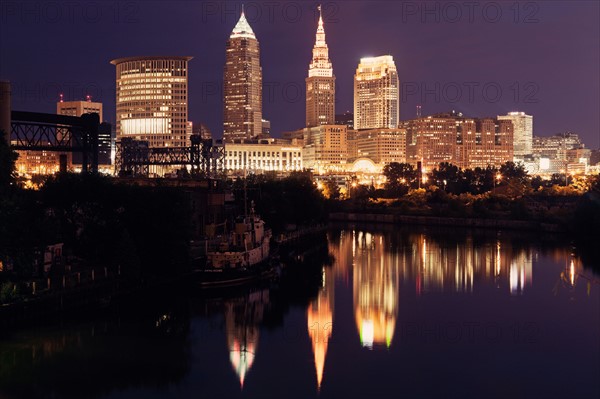 City skyline at night. Photo : Henryk Sadura