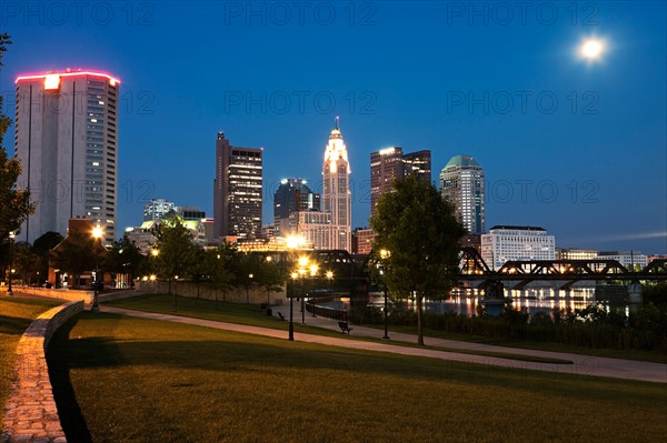 City skyline at dusk. Photo : Henryk Sadura