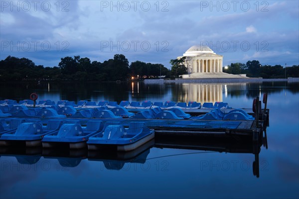 Thomas Jefferson Memorial at dusk. Photo : Henryk Sadura