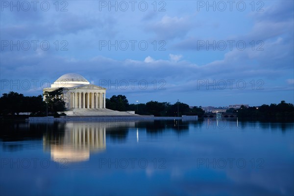 Thomas Jefferson Memorial at dusk. Photo : Henryk Sadura