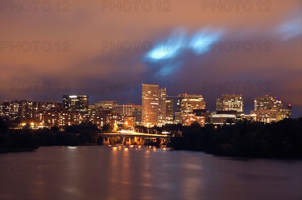 City skyline at dusk. Photo : Henryk Sadura