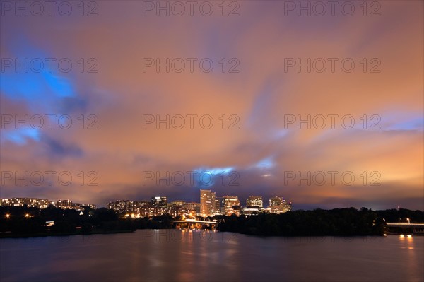 City skyline at dusk. Photo : Henryk Sadura