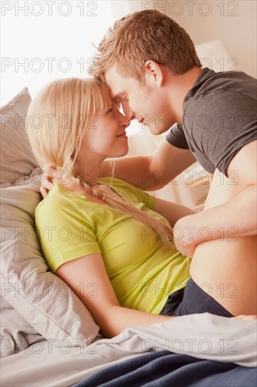 Portrait of couple face to face. Photo : Rob Lewine