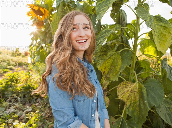 Portrait of young woman in garden. Photo : Jessica Peterson