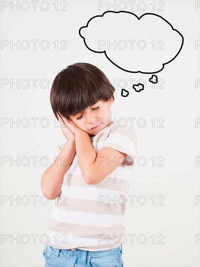 Studio shot of boy (6-7) with thought bubble. Photo : Jessica Peterson