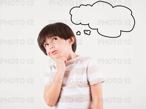 Studio shot of boy (6-7) with thought bubble. Photo : Jessica Peterson