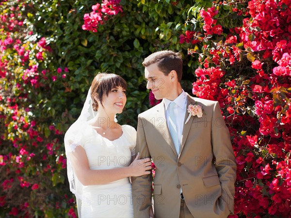 Bride and groom strolling in garden. Photo : Jessica Peterson
