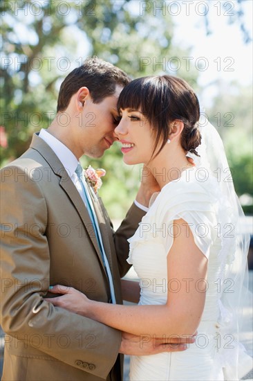 Portrait of young bride and groom. Photo : Jessica Peterson