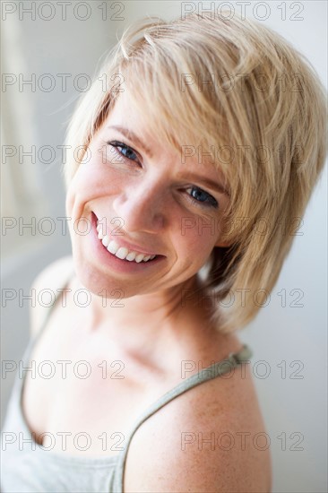 Studio portrait of smiling woman. Photo : Jessica Peterson