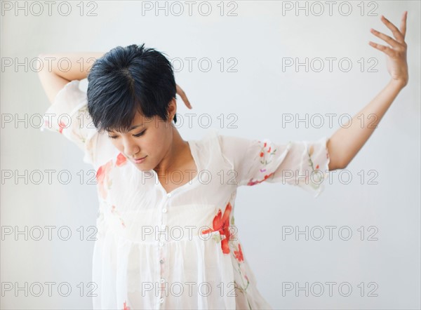 Studio Shot of dancing woman. Photo : Jessica Peterson