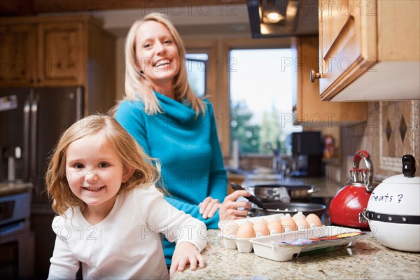 Portrait of happy mother and daughter (4-5). Photo : Jessica Peterson