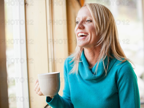 Woman drinking coffee. Photo : Jessica Peterson