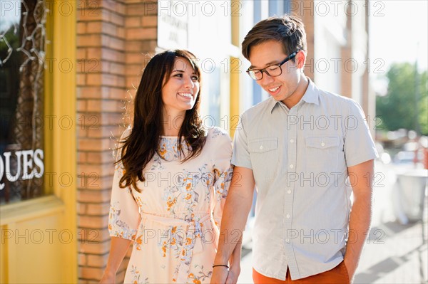 Couple walking on sidewalk. Photo : Jessica Peterson