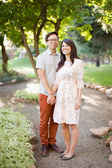 Couple standing in park. Photo : Jessica Peterson