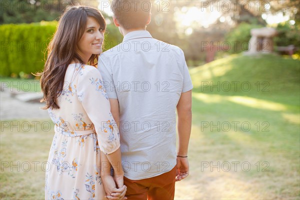 Couple walking in park. Photo : Jessica Peterson