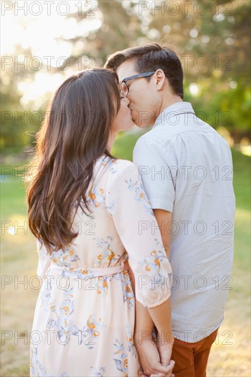 Couple kissing in park. Photo : Jessica Peterson