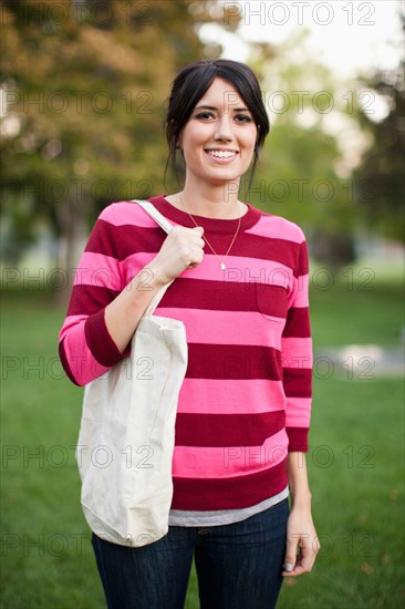 Portrait of woman in park. Photo : Jessica Peterson