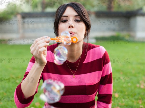Woman blowing bubbles. Photo : Jessica Peterson
